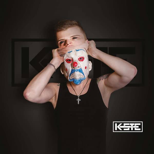 Albumcover K-STE von K-STE, umweltfreundliche Verpackung mit freundlichem Clownsgesicht.