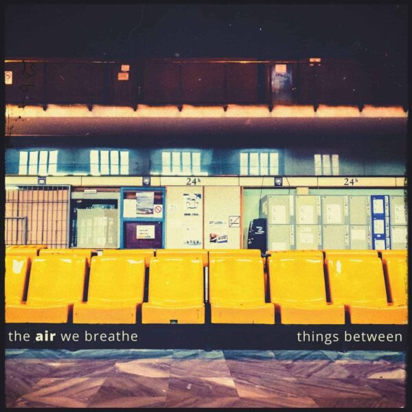 Cover des Albums Things Between von The Air We Breathe, das die emotionale Tiefe und Authentizität der Musik widerspiegelt.