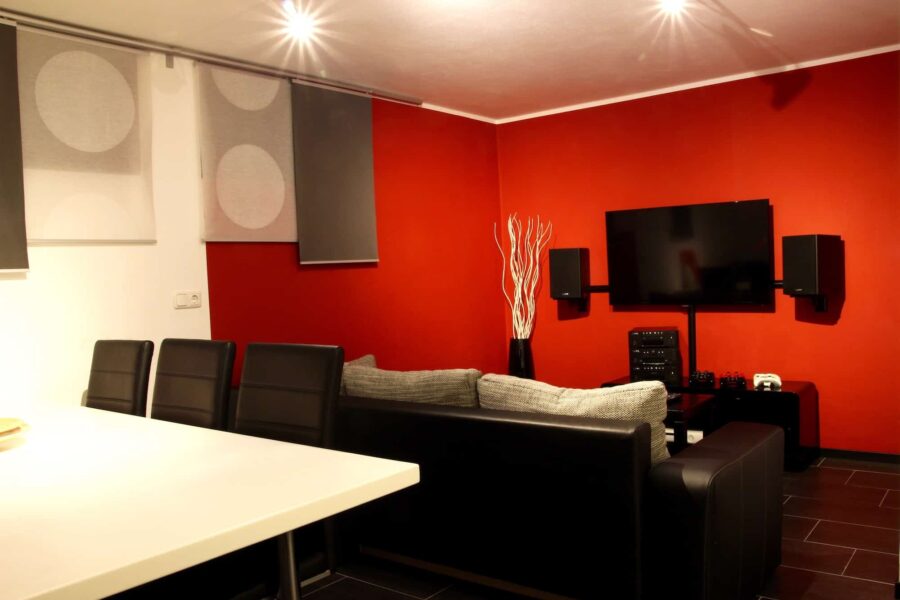 Apartment mit Fernseher und Sofa, Gaming und Entertainment | Hicktown Records ® Das High End! Tonstudio und Musiklabel in Bayern