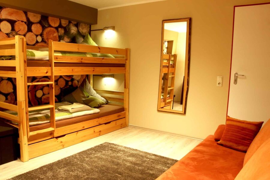 Schlafzimmer mit Betten im Alpenstil | Hicktown Records ® Das High End! Tonstudio und Musiklabel in Bayern