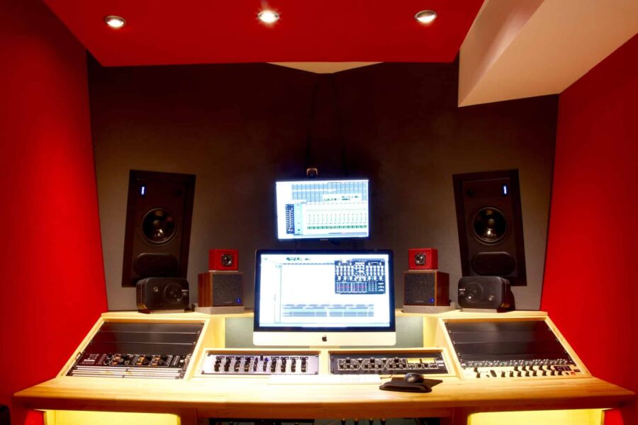 Moderne Musikproduktionsumgebung mit Monitoren für Mastering Tonstudio mit Neve Mischpult und Lautsprechern | Hicktown Records ® Das High End! Tonstudio und Musiklabel in Bayern