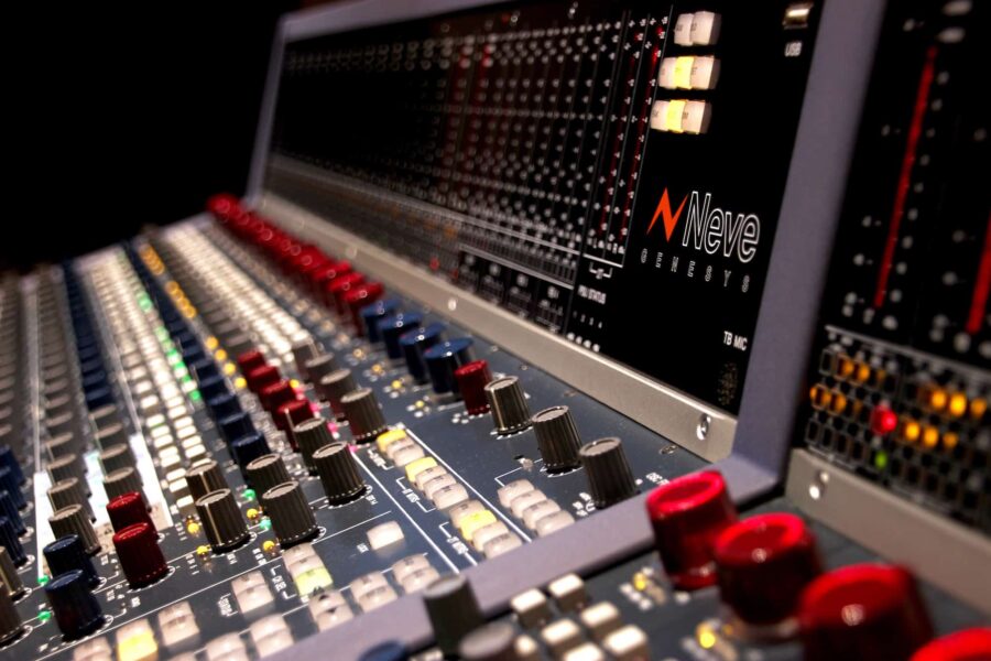 Neve Genesys Mischpult 32 Channels 64 Inputs | Hicktown Records ® Das High End! Tonstudio und Musiklabel in Bayern