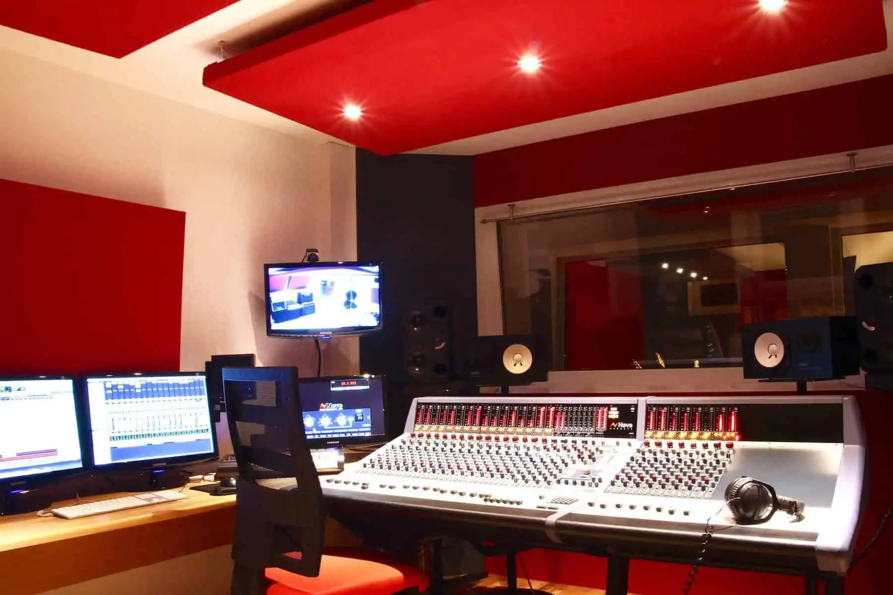 Neve Mischpult, Regieraum - Hicktown Records ® Das Tonstudio und Musiklabel in Bayern