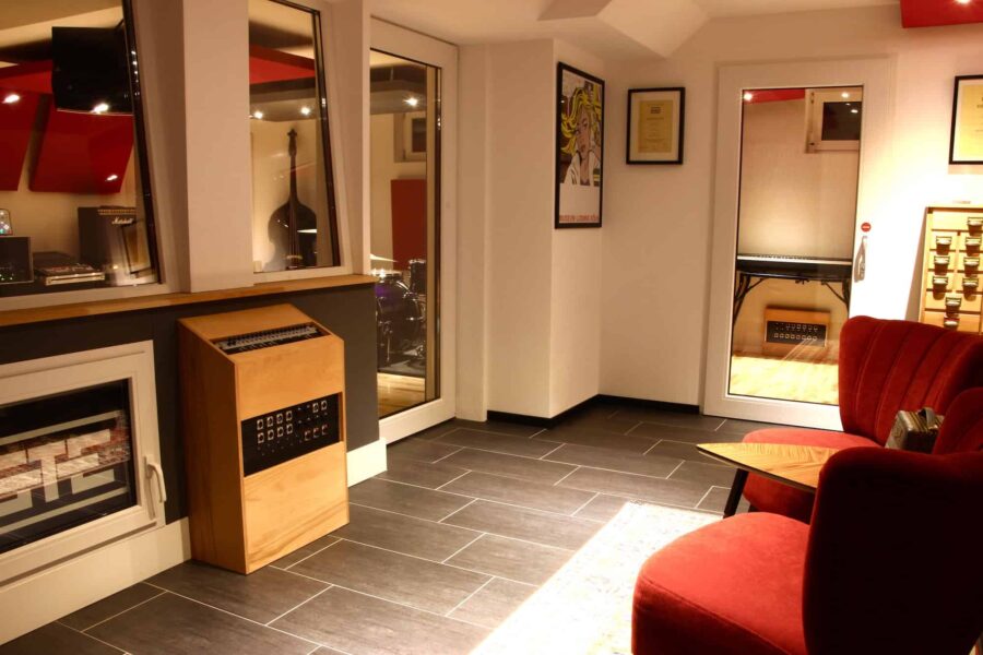 Soundlock mit Sichtscheiben weiterer Aufnahmeraum | Hicktown Records ® Das High End! Tonstudio und Musiklabel in Bayern