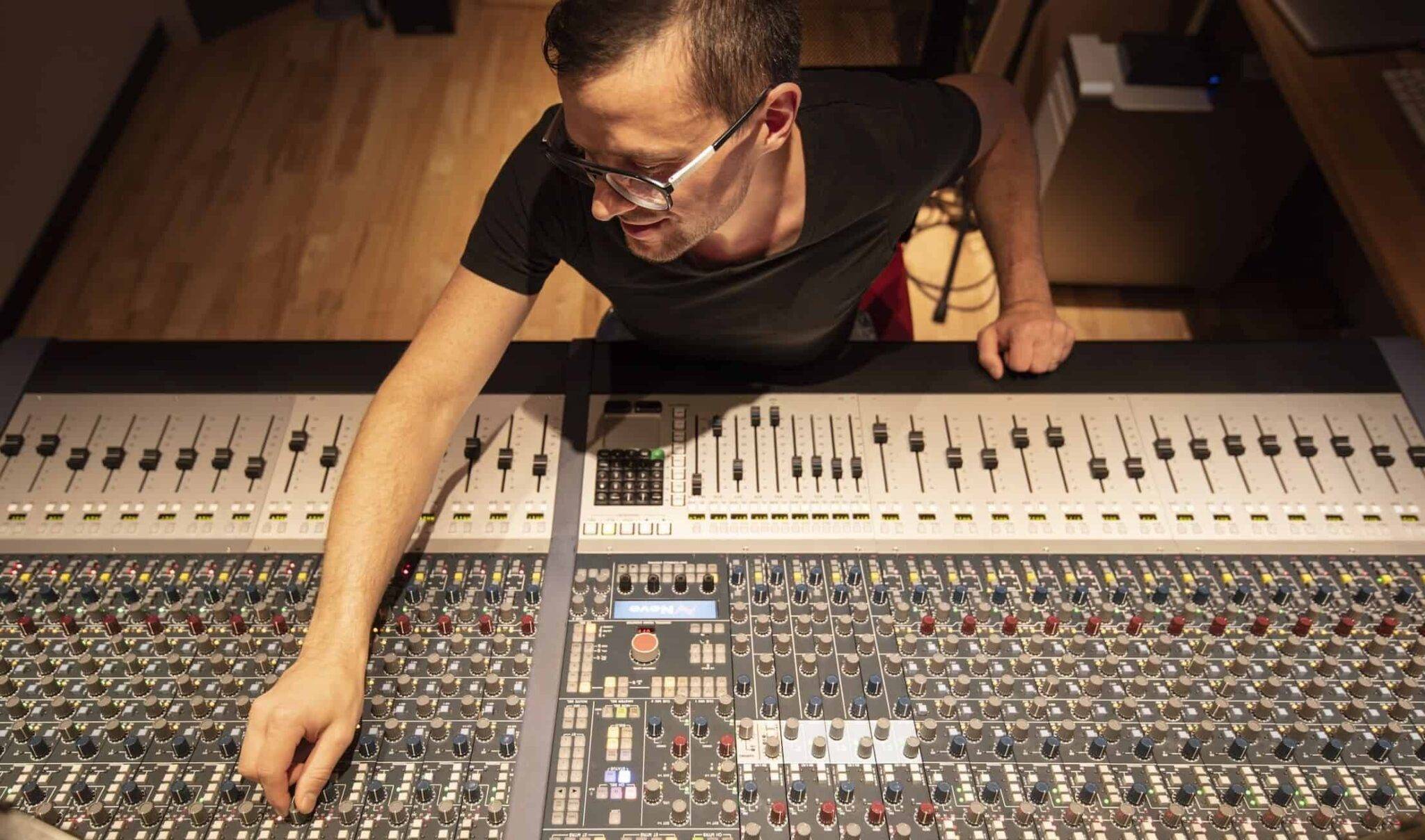 Reinhard von Wegen (Musikproduzent, Mischpult, Neve) Hicktown Records ® Das Tonstudio und Musiklabel Artist Support