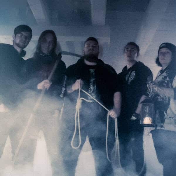 Fünf Musiker posieren im High End Tonstudio von Hicktown Records während eines Aufnahmetages.