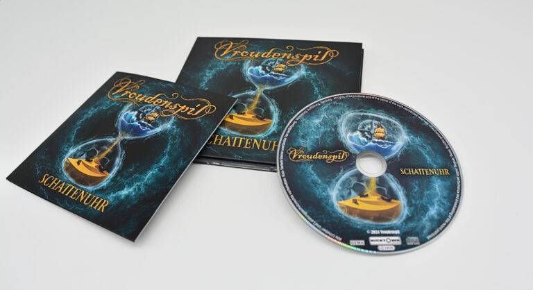 CD-Design mit mystischem Schiff und blauer Energie, Vroudengift Schattentür.