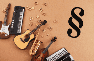 Recording 3 Musikstudio mit Gitarre, Keyboard, Saxophon und Noten auf braunem Hintergrund.