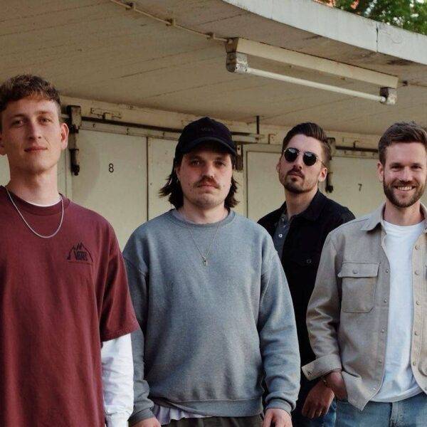 Das Team von Hicktown Records im High-End-Tonstudio, bereit für professionelle Musikproduktionen.
