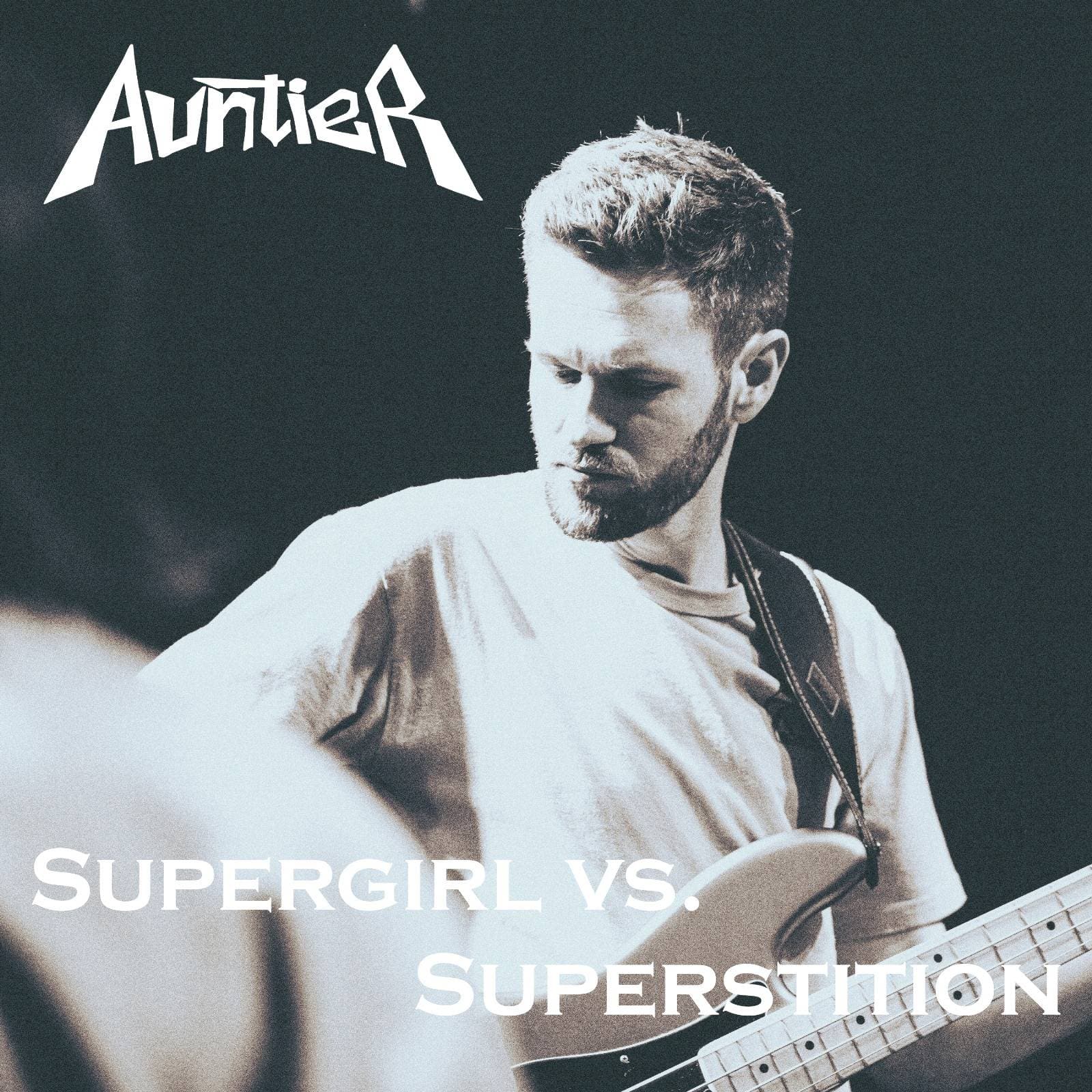 Musiker mit E-Gitarre auf Bühne, konzentriert beim Spielen.