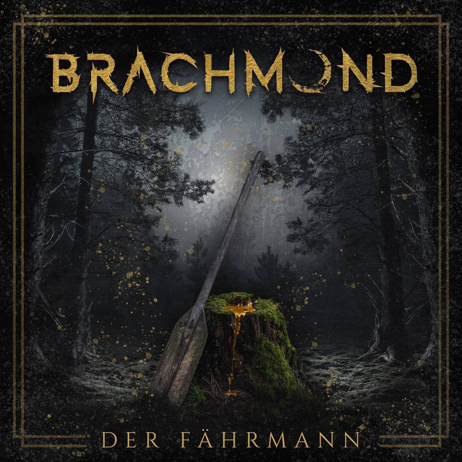 Brachmond - Der Fährmann, dunkles Waldmotiv mit Baumstamm und schimmerndem Wasser.