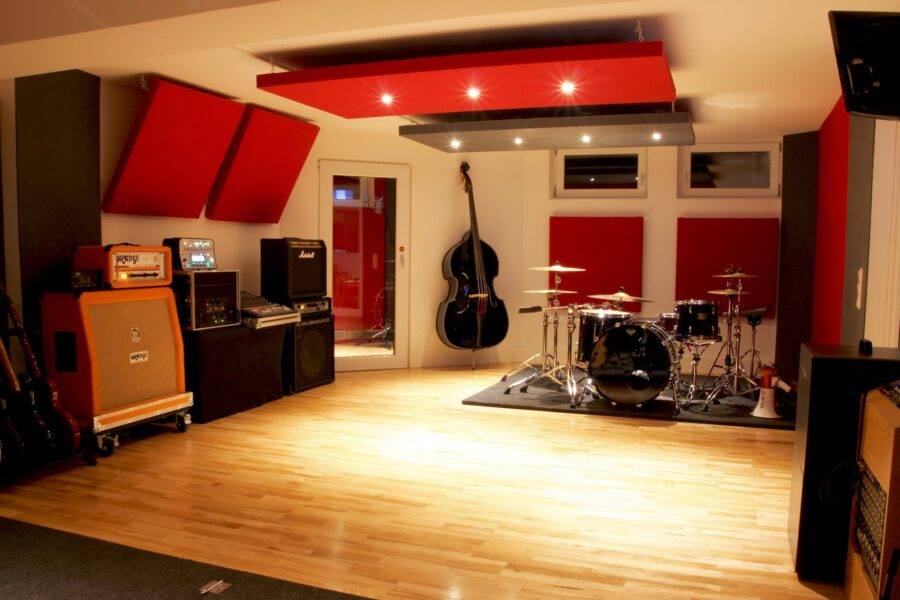 Aufnahmeraum Tonstudio mit Gitarrenverstärkern und Schlagzeug | Hicktown Records ® Das High End! Tonstudio und Musiklabel in Bayern