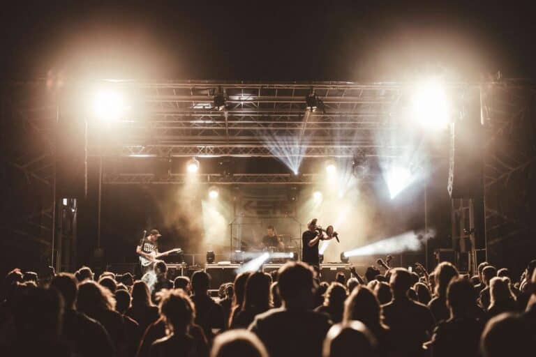 Live Musikperformance auf der Bühne mit Band und Publikum im Hintergrund. Woodlight, K-STE