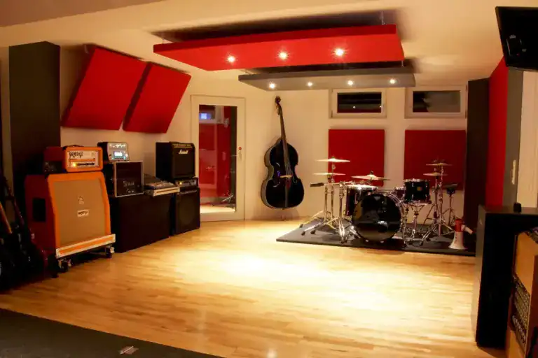 Professionelles High-End Tonstudio mit Schlagzeug, Bass, Gitarren und Verstärkern.